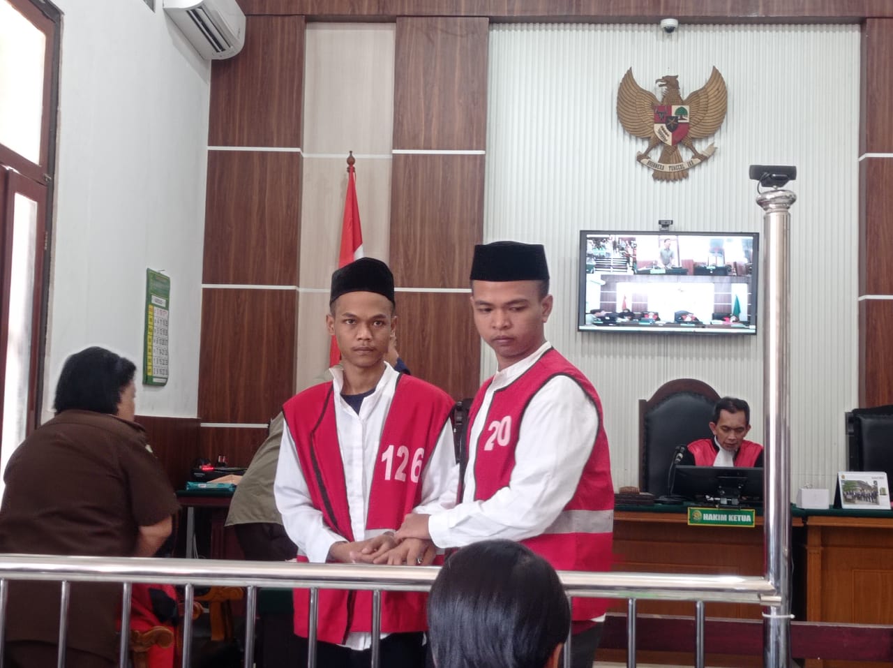 DAKWAAN: Dua terdakwa curanmor disidang usai ditangkap saat beraksi di warkop kawasan Ketintang, Surabaya. (SURYANTO/RADAR SURABAYA)
