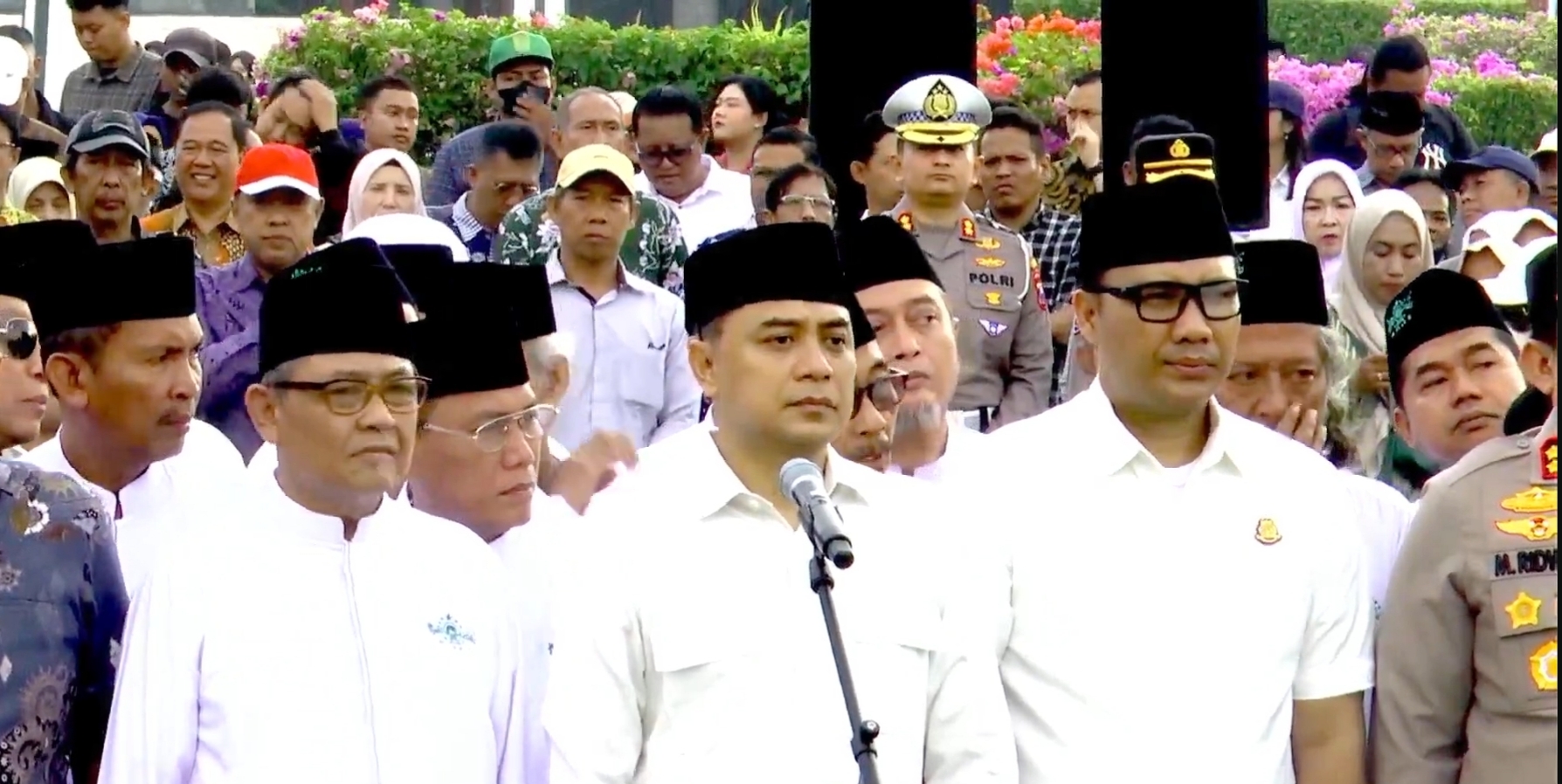 Ikrar Jogo Suroboyo di Tugu Pahlawan Surabaya. (Dimas Mahendra/Radar Surabaya)