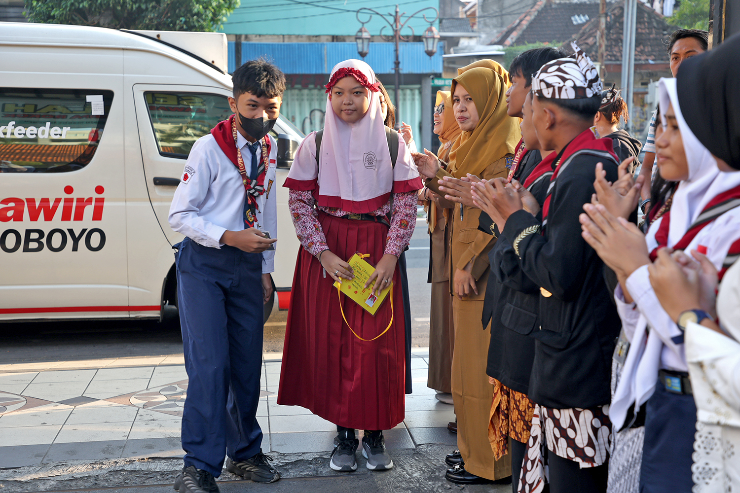 Suasana hari pertama masuk sekolah di Surabaya. (IST)