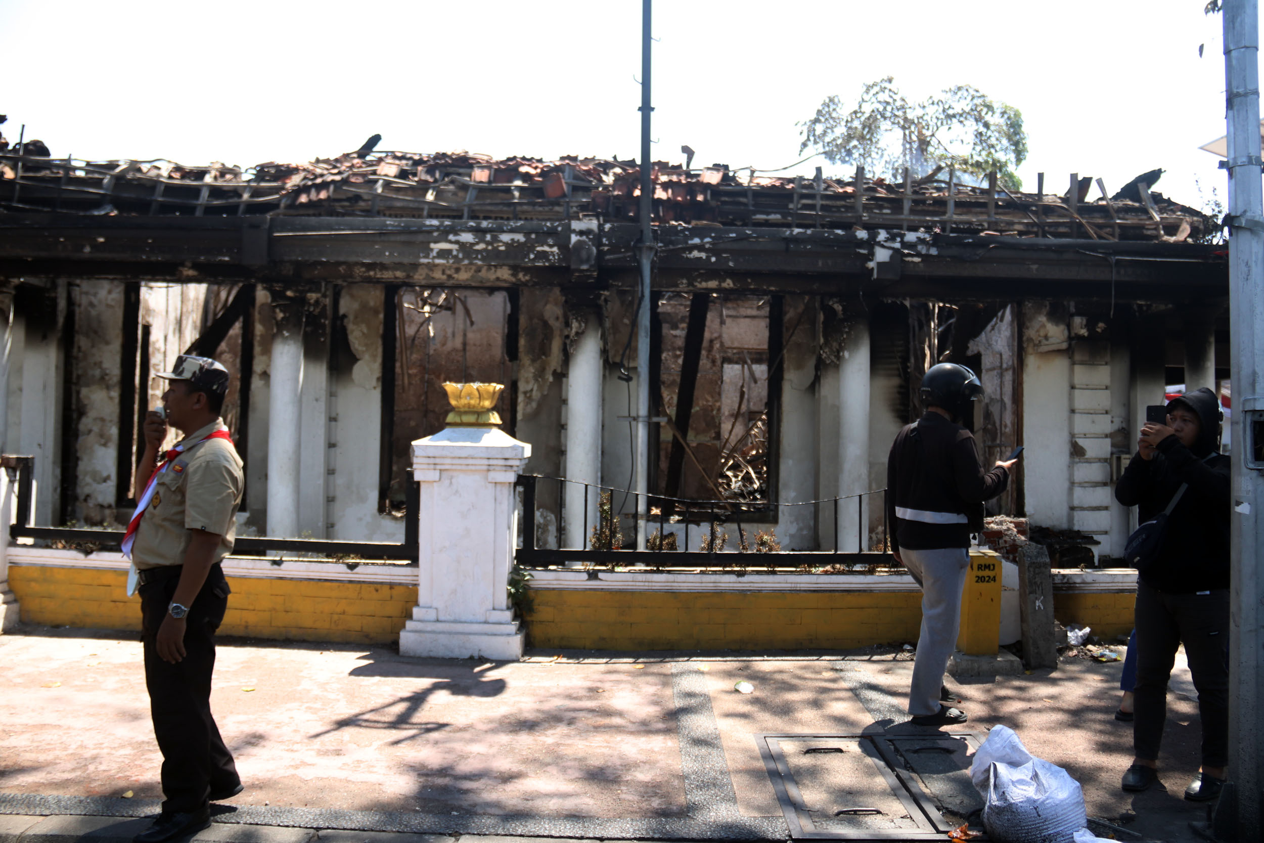 Kantor Wakil Gubernur Jawa Timur di kompleks Gedung Negara Grahadi Surabaya yang dibakar massa. (ANDY SATRIA/RADAR SURABAYA)