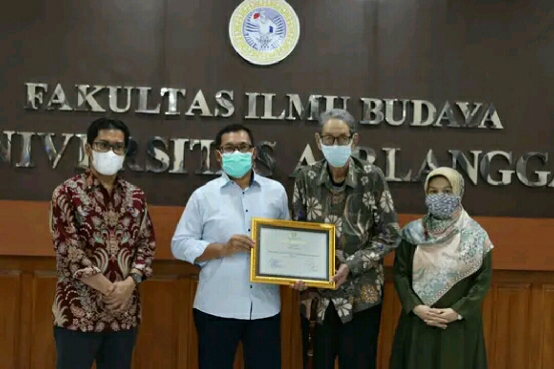 Oei Hiem Hwie saat menerima penghargaan dari FIB Universitas Airlangga Surabaya. (IST)