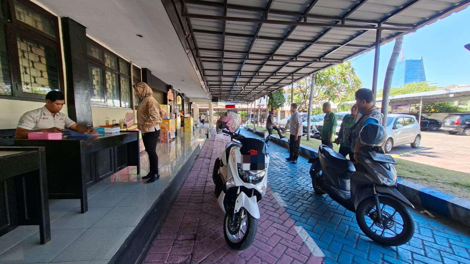 PRIORITAS: Ada jalur khusus perempuan di drive thru cek fisik Samsat Surabaya Selatan. (MAHRUS/RADAR SURABAYA)