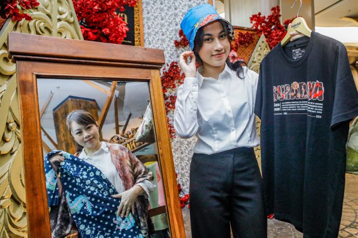 UMKM HOTEL: Salah satu pelaku UMKM, menunjukkan produk yang disediakan di tenantnya, di Hotel Mercure Grand Mirama Surabaya.