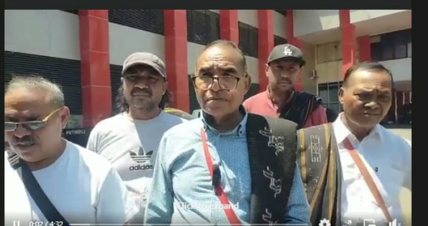 Ketua Ikada Dr. Siprianus Radho Toly menyampaikan pernyataan sikap keluarga besar Ngada Flores. (IST)