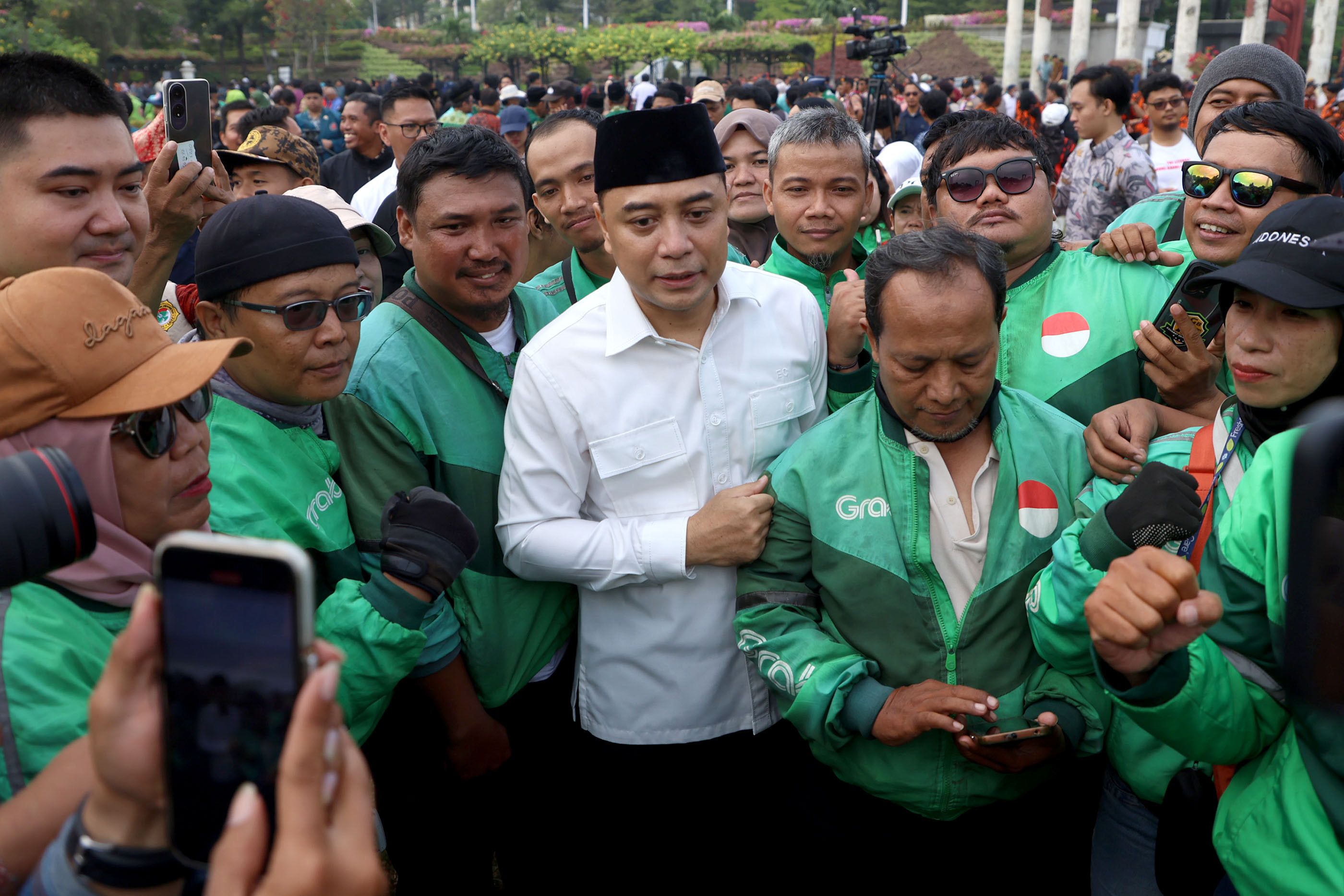 Wali Kota Surabaya Eri Cahyadi bersama pengemudi ojek online. (IST)