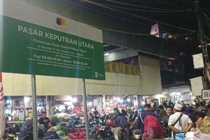 SIBUK: Pasar Keputran hingga saat ini justru lebih ramai jika sore hingga malam hari, karena banyak dagangan yang datang dari uar kota.