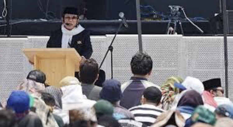Rhoma Irama memimpin salat Jumat dan menyampaikan khotbah bertema kelahiran Nabi Muhammad SAW di tengah Festival Pestapora 2025.