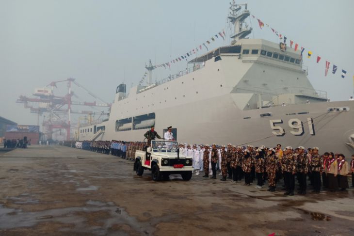 KRI Surabaya 591 dilepas dari Dermaga Ujung, Surabaya, bawa bantuan logistik untuk warga Bawean yang terisolasi akibat cuaca ekstrem.