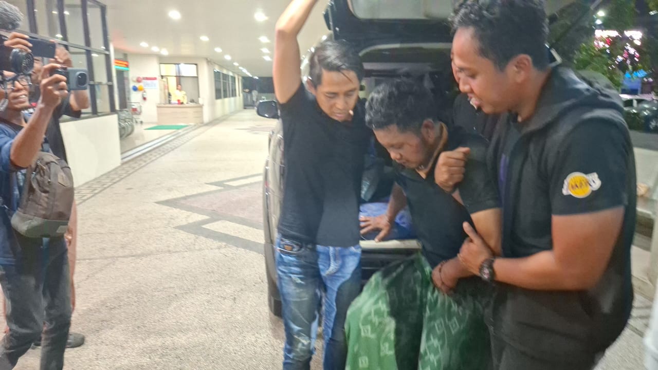 PINCANG : Pelaku pembacokan anggota Ditresnarkoba Polda Jatim ditembak kaki di Bangkalan, Jumat (5/9). (MAHRUS/RADAR SURABAYA)