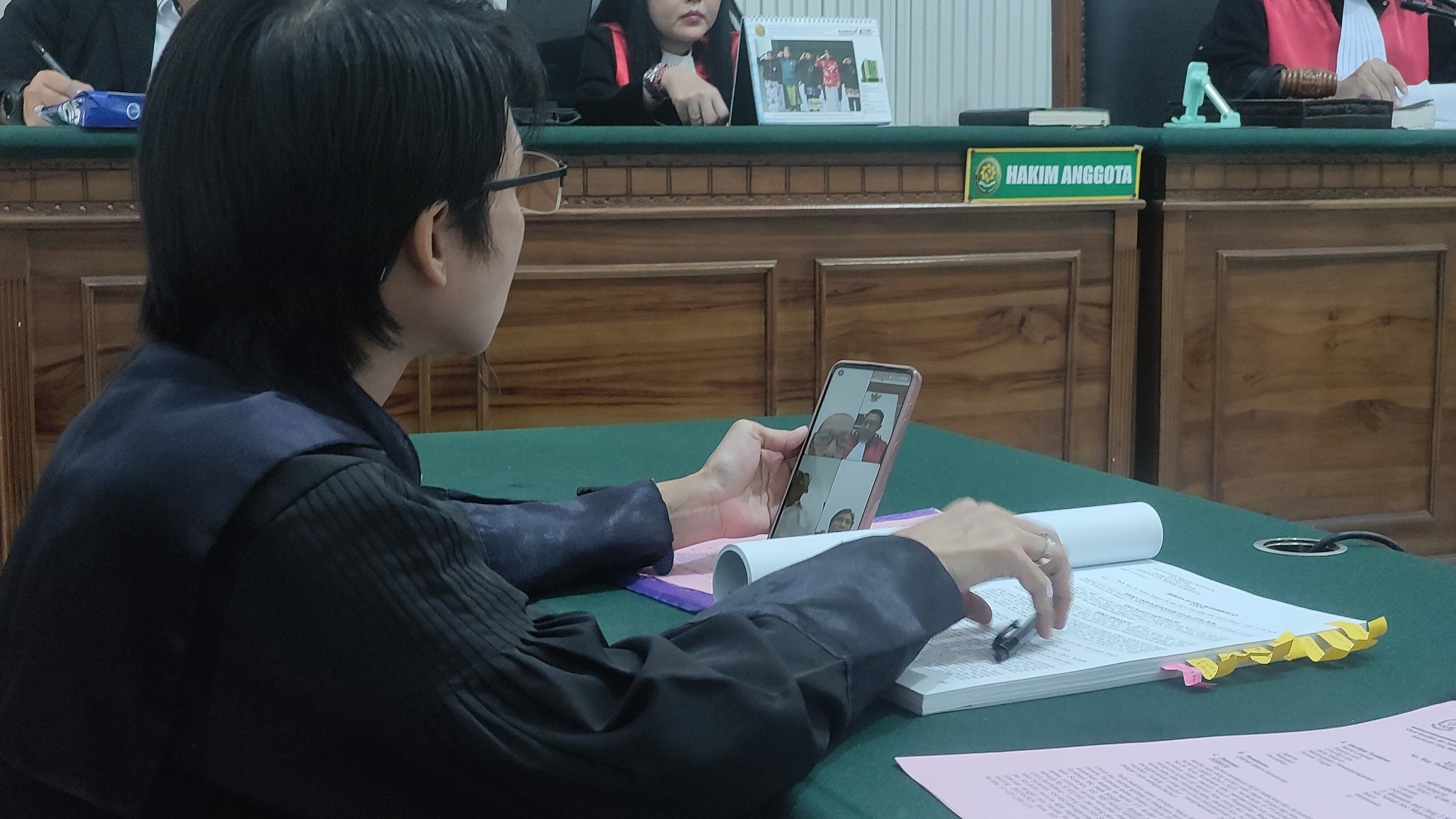 SIDANG: Terdakwa Heri direktur utama travel umrah saat menjalani sidang di PN Surabaya.(IST/RADAR SURABAYA)