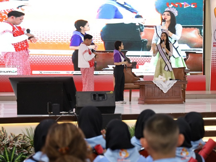 BERBAGI: Firsta Yufi Amarta, Puteri Indonesia 2025 saat hadir di hadapan ribuan mahasiswa baru dalam Pengenalan Kehidupan Kampus bagi Mahasiswa Baru (PKKMB) Untag Surabaya 2025.