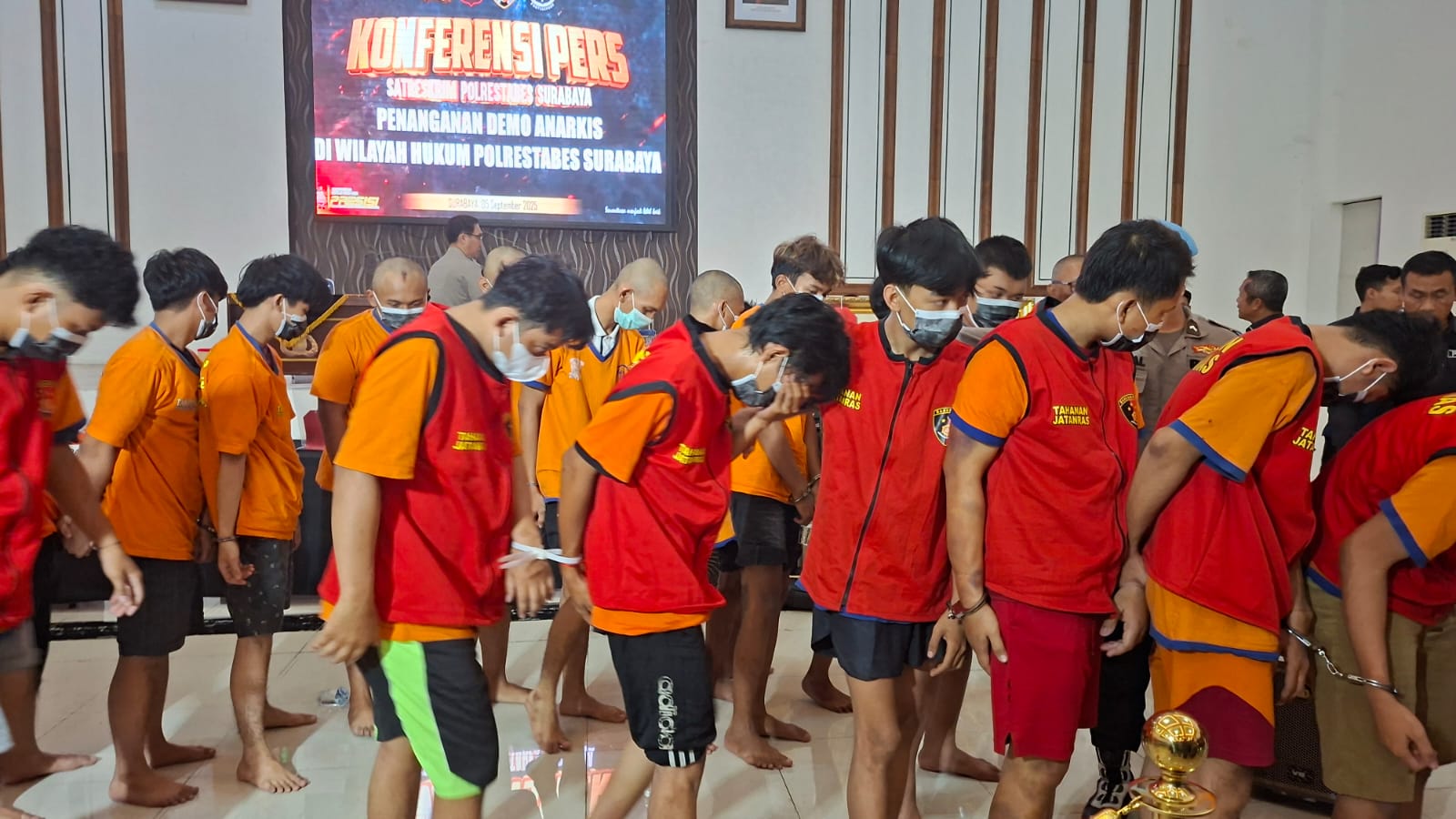 DIKELER: Sebanyak 33 orang ditetapkan tersangka oleh Polrestabes Surabaya terkait aksi kerusuhan dna pembakaran di Grahadi hingga pos polisi.(MAHRUS/RADAR SURABAYA)