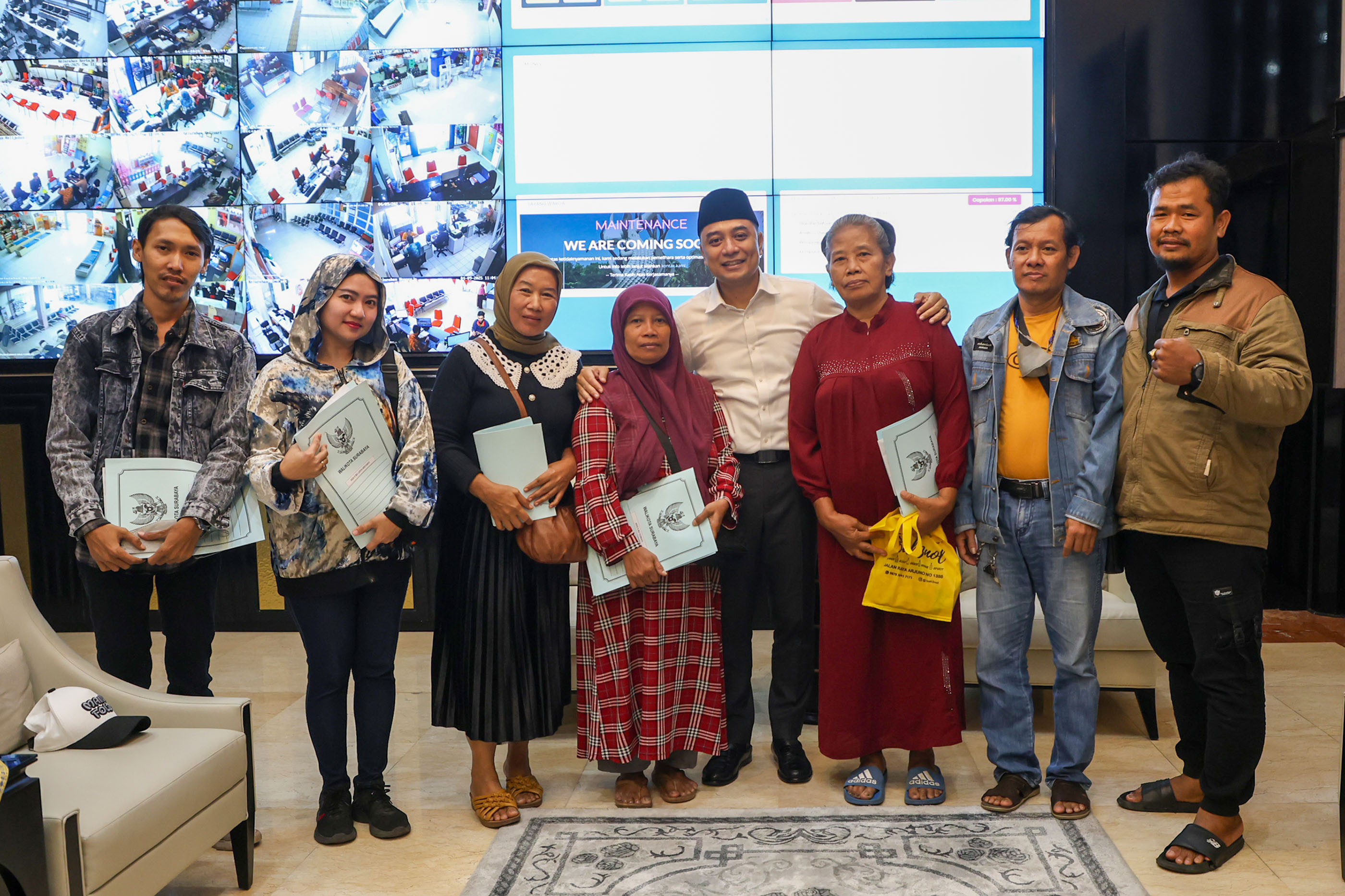 Wali Kota Eri Cahyadi bersama pedagang trrdampak aksi massa.