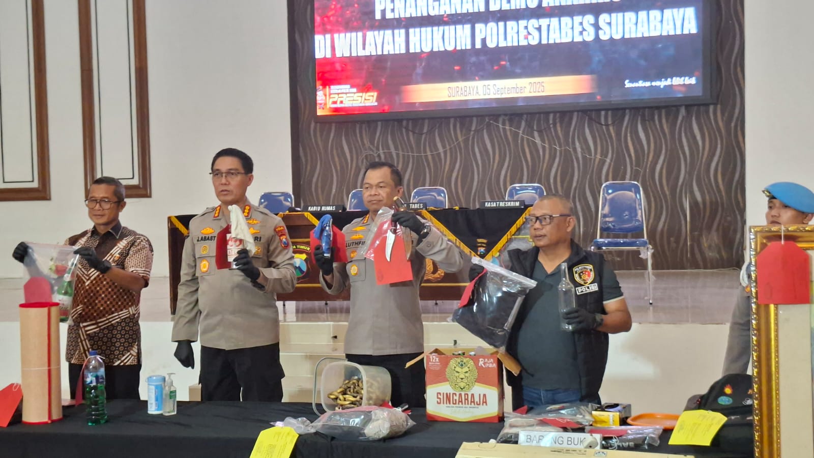 DIAMANKAN: Polda Jatim menangkap pelaku pembakaran Gedung Grahadi, Surabaya. Sembilan pelaku ini asal Sidoarjo. (MAHRUS/RADAR SURABAYA)