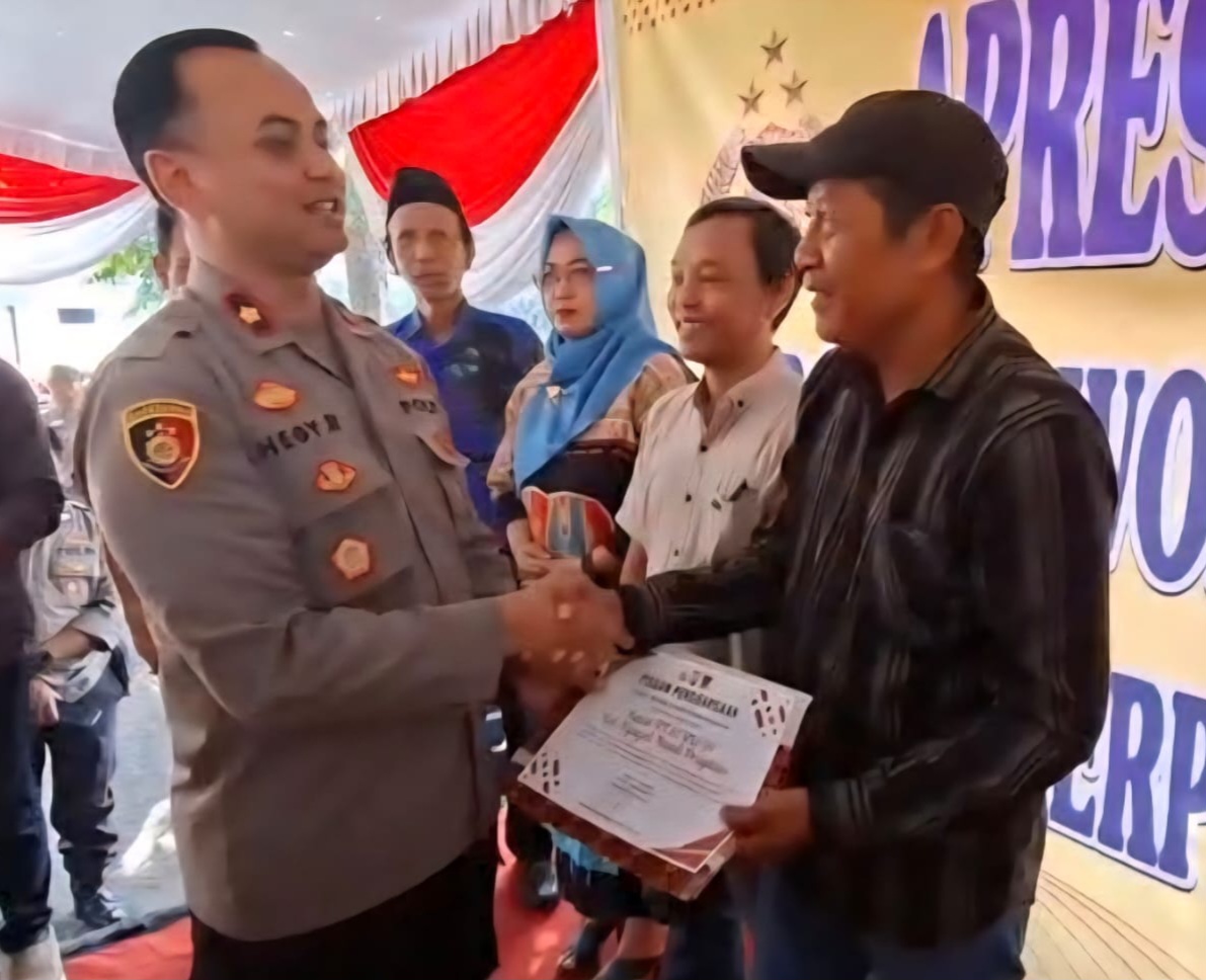 SPONTAN: Kapolsek Wonokromo Kompol Hegy Renanta (tengah) bersama warga yang membantu menghalau massa perusuh yang hendak membakar Polsek Wonokromo.(MAHRUS/RADAR SURABAYA)