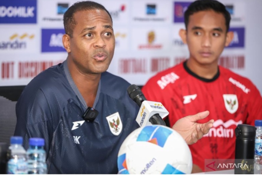 Patrick Kluivert dan Rizky Ridho saat jumpa pers.
