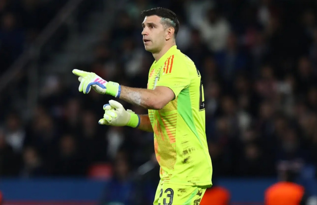 Emiliano Martinez gagal gabung Manchester United.