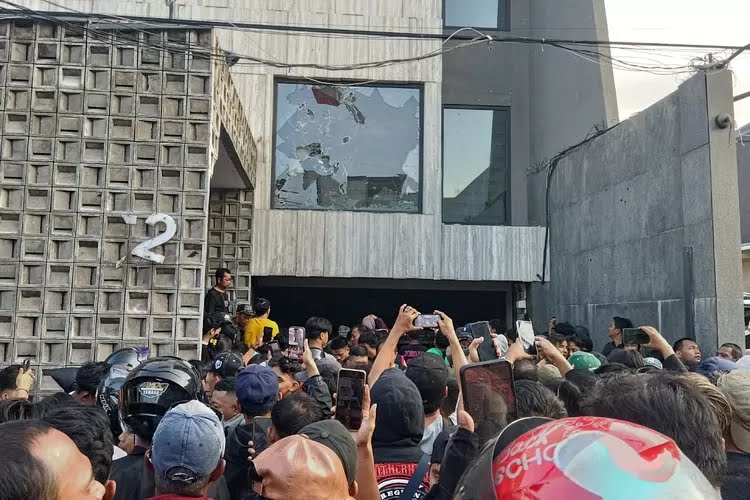 Penangkapan pasangan suami istri dalang dari penjarahan rumah Ahmad Sahroni.