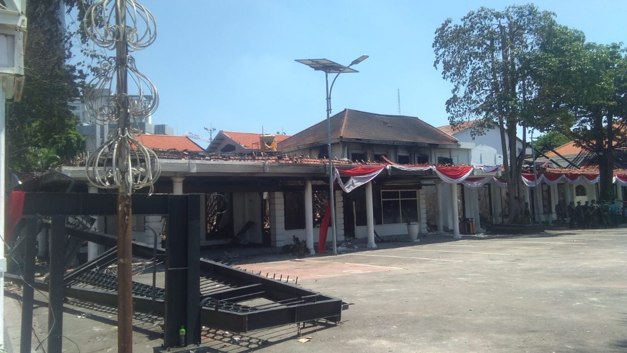 Gedung Negara Grahadi Surabaya sehari setelah dibakar massa. (HUREK/RADAR SURABAYA)