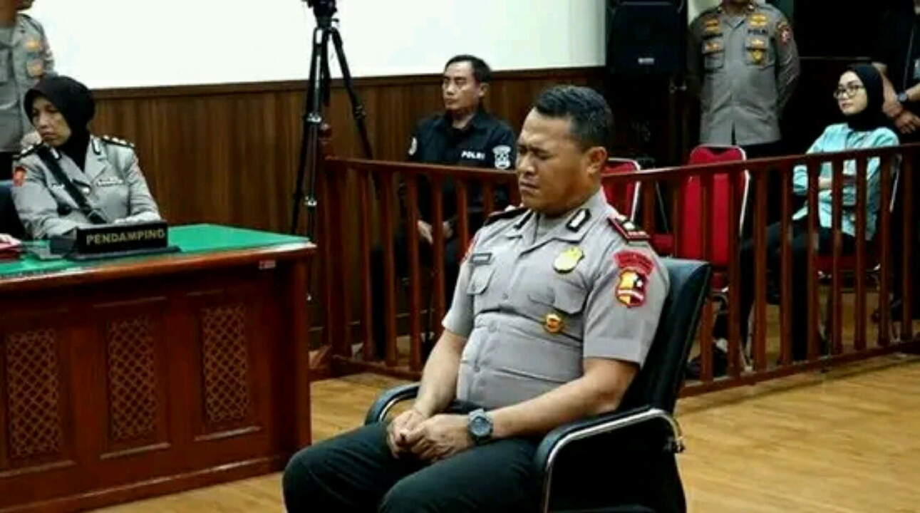 Kompol Cosmas Kaju Gae saat menjalani sidang etik. (IST)