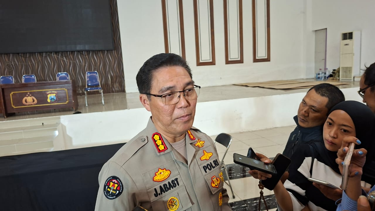 GERAK CEPAT: Kabid Humas Polda Jatim Kombes Pol Jules Abraham Abast mengungkapkan telah menangkap dua terduga provokator pembakaran Gedung Grahadi, Surabaya. (MAHRUS/RADAR SURABAYA)