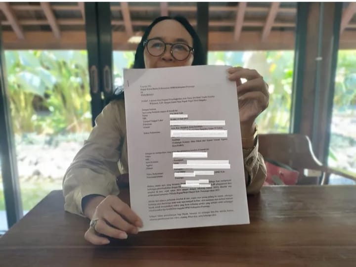 BUKTI: Fita menunjukkan surat laporan ke BK DPRD Ponorogo terkait dugaan perselingkuhan suaminya seorang pengusaha asal Surabaya dengan anggota dewan Ponorogo.(IST/RADAR SURABAYA)