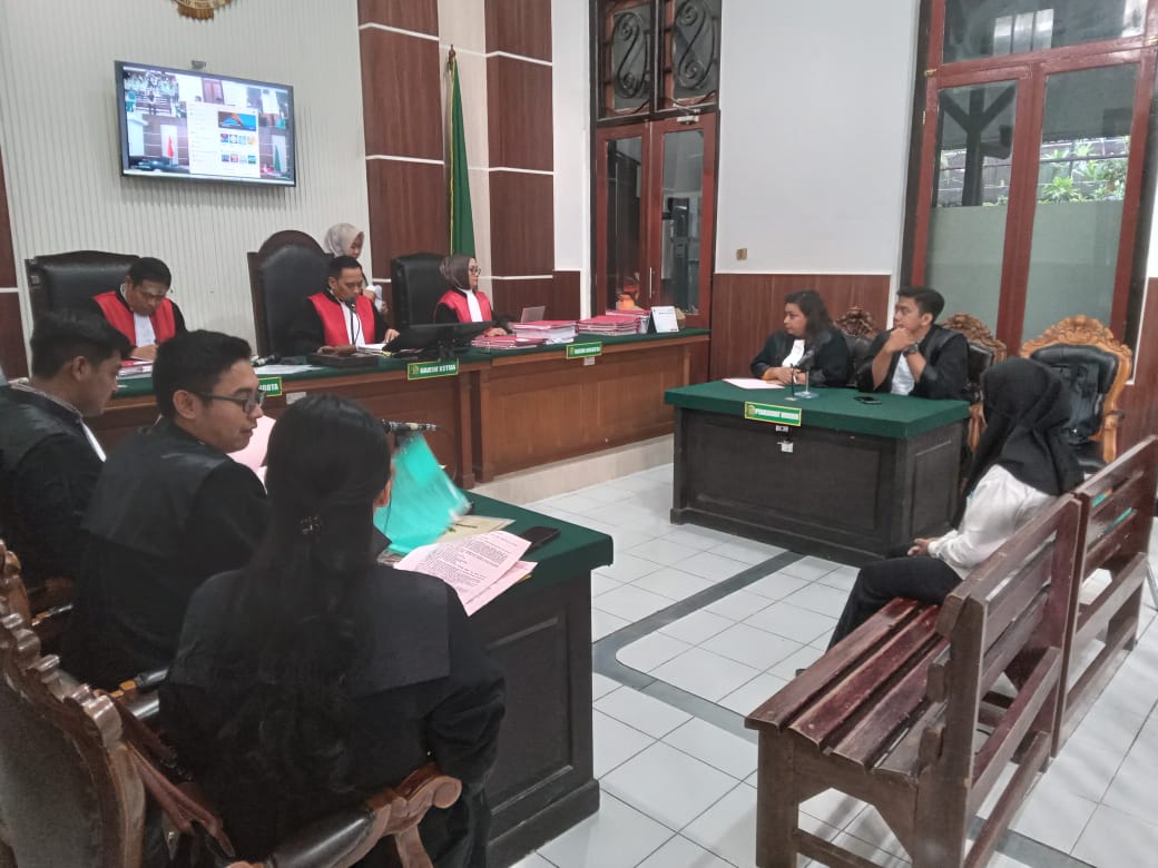 MENYIMAK: Terdakwa kepala toko emas saat sidang di PN Surabaya. Ia divonis dua tahun delapan bulan penjara.(IST/RADAR SURABAYA)