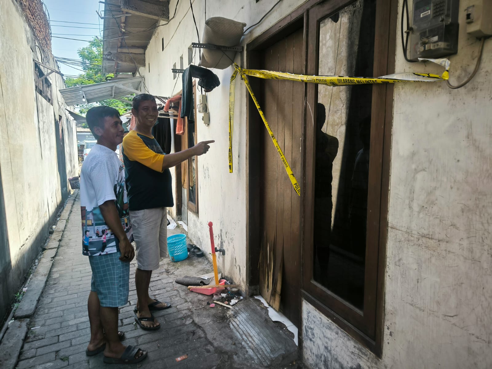STERIL: Warga menunjukkan lokasi kos di Lidah Wetan, Surabaya, tempat terduga pelaku mutilasi di Pacet, Mojokerto, bersembunyi.(IST/RADAR SURABAYA)