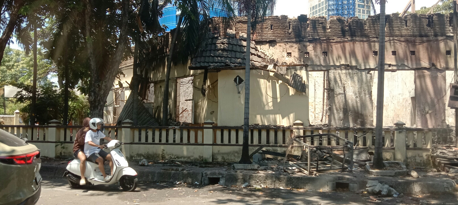 Gedung Negara Grahadi Surabaya yang dibakar massa. (Rahmat Sudrajat/Radar Surabaya)