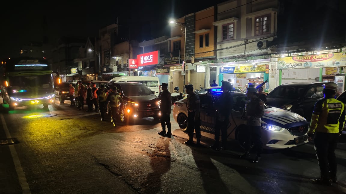 PENGAMANAN: Polres Pelabuhan Tanjung Perak bersama personel gabungan melaksanakan patroli skala besar di wilayahnya. (IST/RADAR SURABAYA)