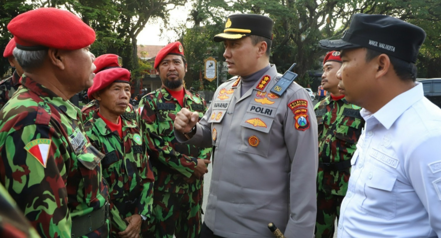 AMAN: Kepala Polresta Malang Kota Kombes Pol Nanang saat menemui salah satu elemen masyarakat di Malang usai apel untuk bersama menjaga kamtibmas. (IST/RADAR SURABAYA)