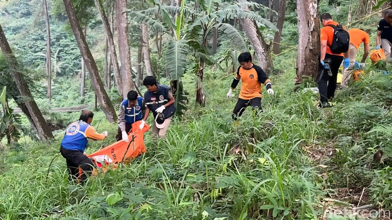 Proses olah TKP, pencarian lanjutan potongan tubuh manusia di jalur wisata Pacet-Cangar.