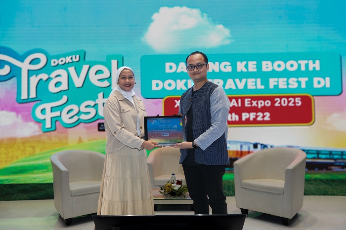 TERIMA KASIH: Co-Founder dan Chief Marketing Officer DOKU, Himelda Renuat (kiri) memberikan sertifikat kepada Vice President of Revenue & Growth Loket.com, Kharisma Putra Kartono sebagai pembicara.
