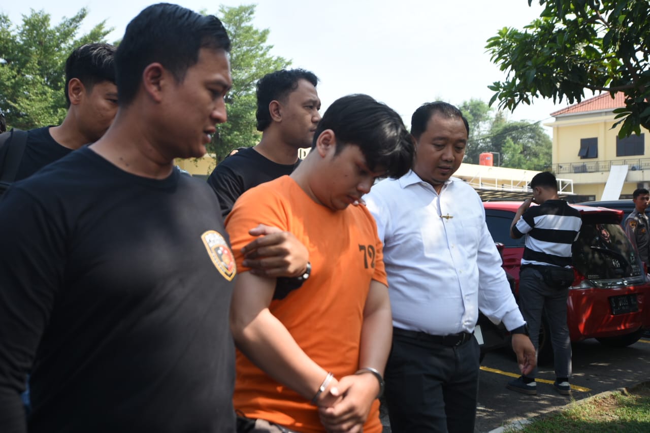 DITAHAN: Tersangka Alvi saat diamankan Polres Mojokerto. Ia mengaku mutilasi korban di kos Lidah Wetan, Surabaya. (IST/RADAR SURABAYA)