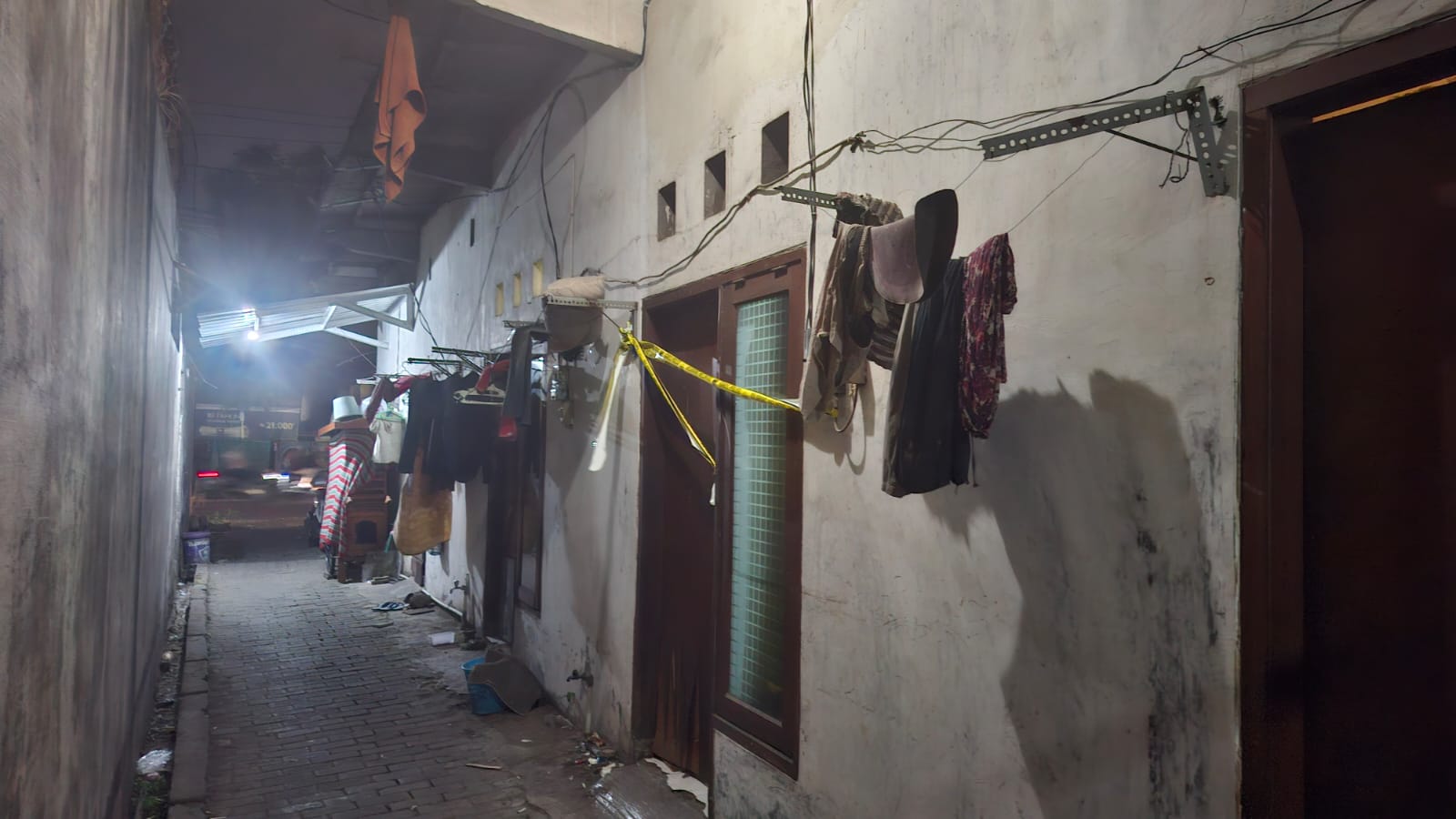 LOKASI: Tempat kos pelaku dan korban mutilasi di Lidah Wetan, Surabaya, dipasang garis polisi.(MAHRUS/RADAR SURABAYA)