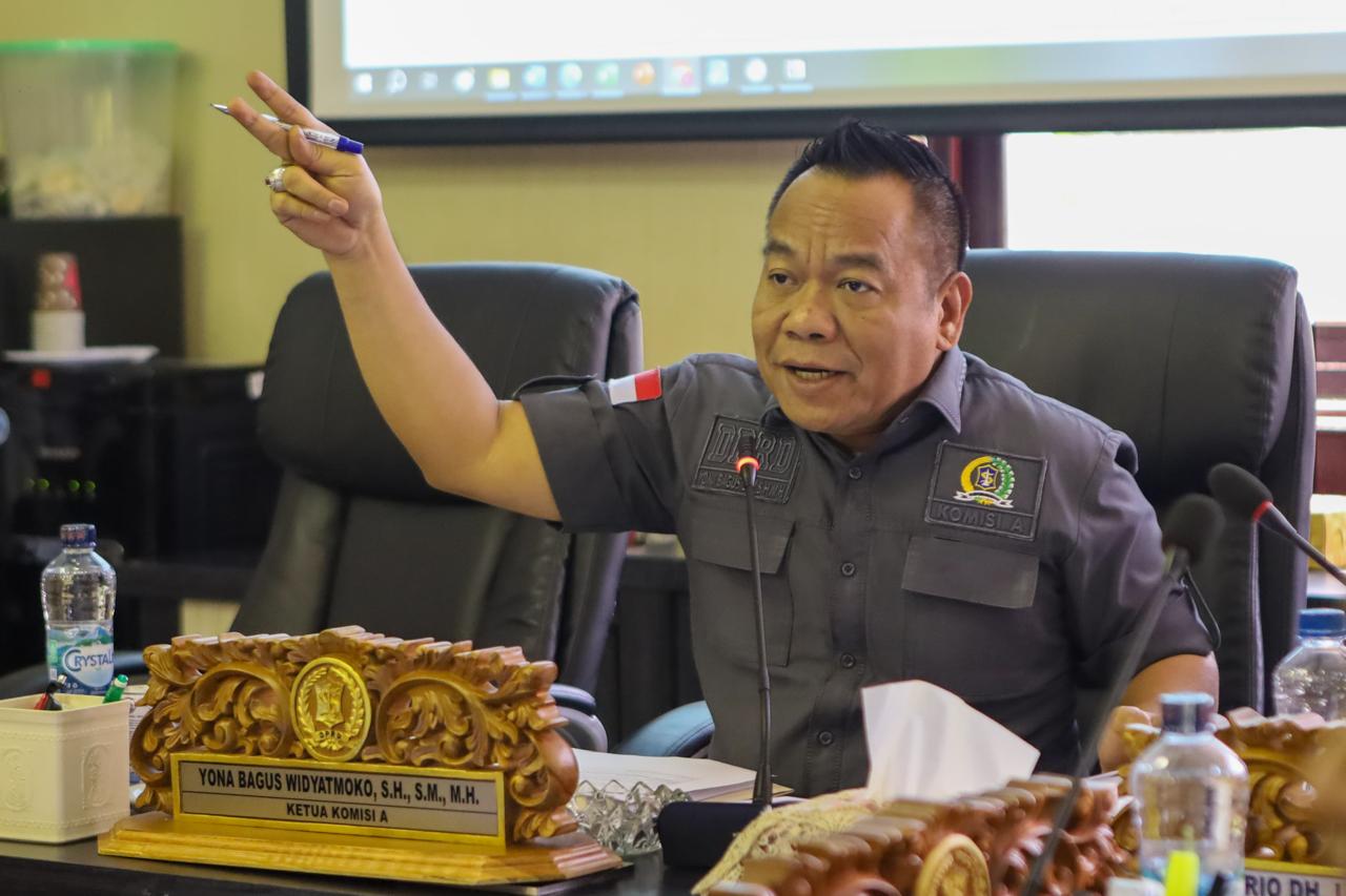 HARAPAN: Ketua Komisi A DPRD Kota Surabaya Yona Bagus Widyatmoko minta pemkotberi sanksi tegas pegawai yang terlibat pungli.(DIMAS MAHENDRA/RADAR SURABAYA)