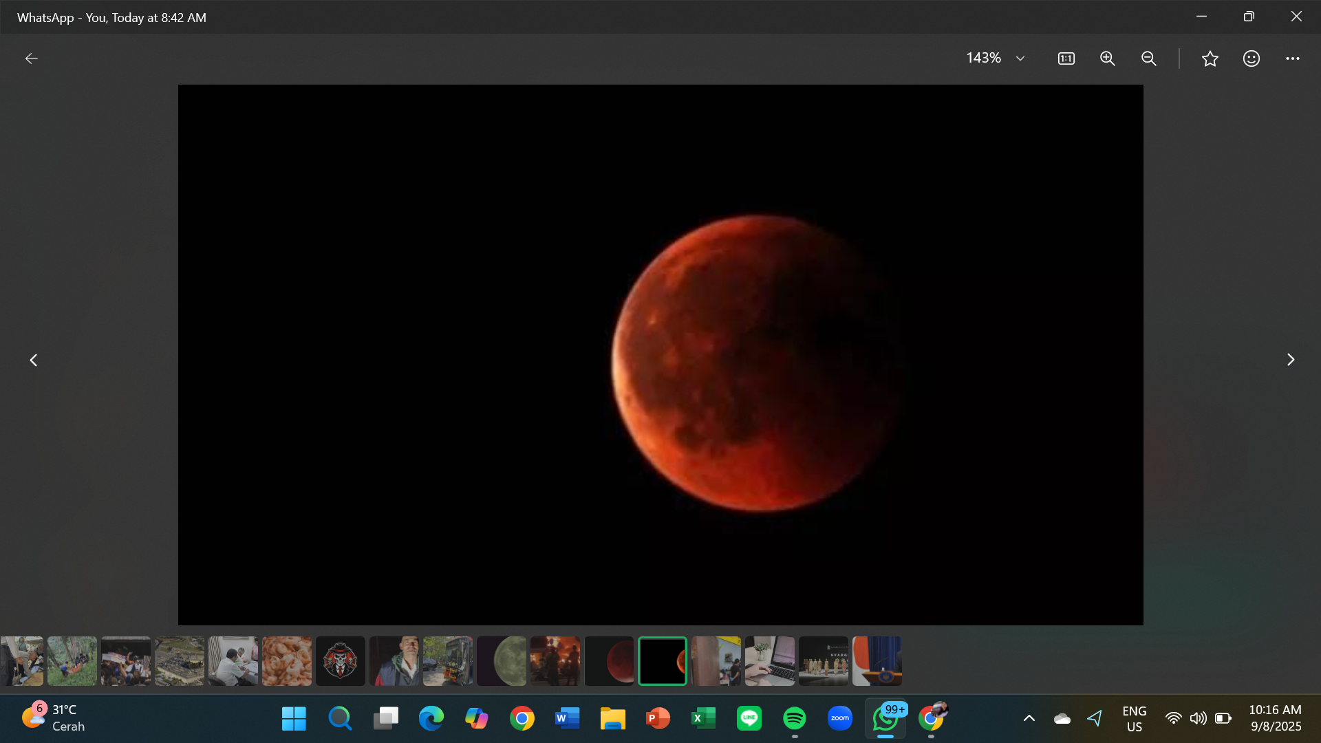 Fenomena gerhana bulan total hiasi langit Indonesia, munculkan blood moon berwarna merah gelap yang sarat mitos sejak zaman kuno.