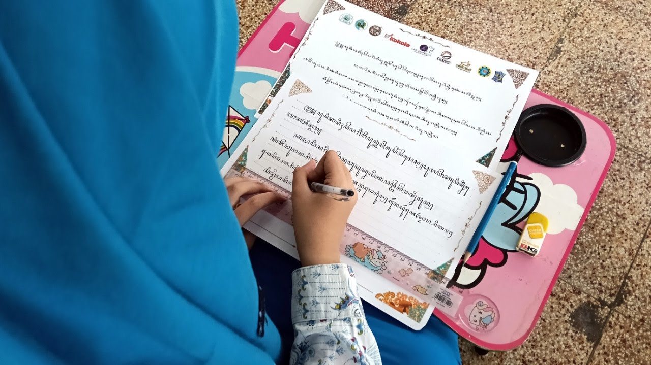 Lomba menulis indah aksara Jawa pertama di Surabaya digelar di Masjid Kemayoran, diikuti 106 peserta dari SD hingga SMK.