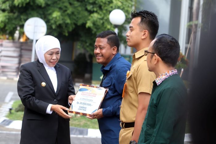 BANTUAN: Gubernur Khofifah memberikan bantuan kepada Erwin Sugiarta dari Biro Administrasi Pimpinan (Adpim) Pemprov Jatim yang motornya dibakar dalam kerusuhan di Surabaya akhir Agustus lalu.