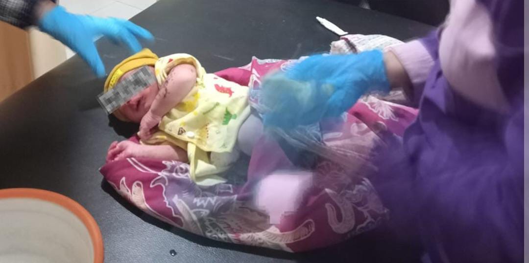 Evakuasi bayi laki-laki yang ditemukan di atas tumpukan daun pisang.