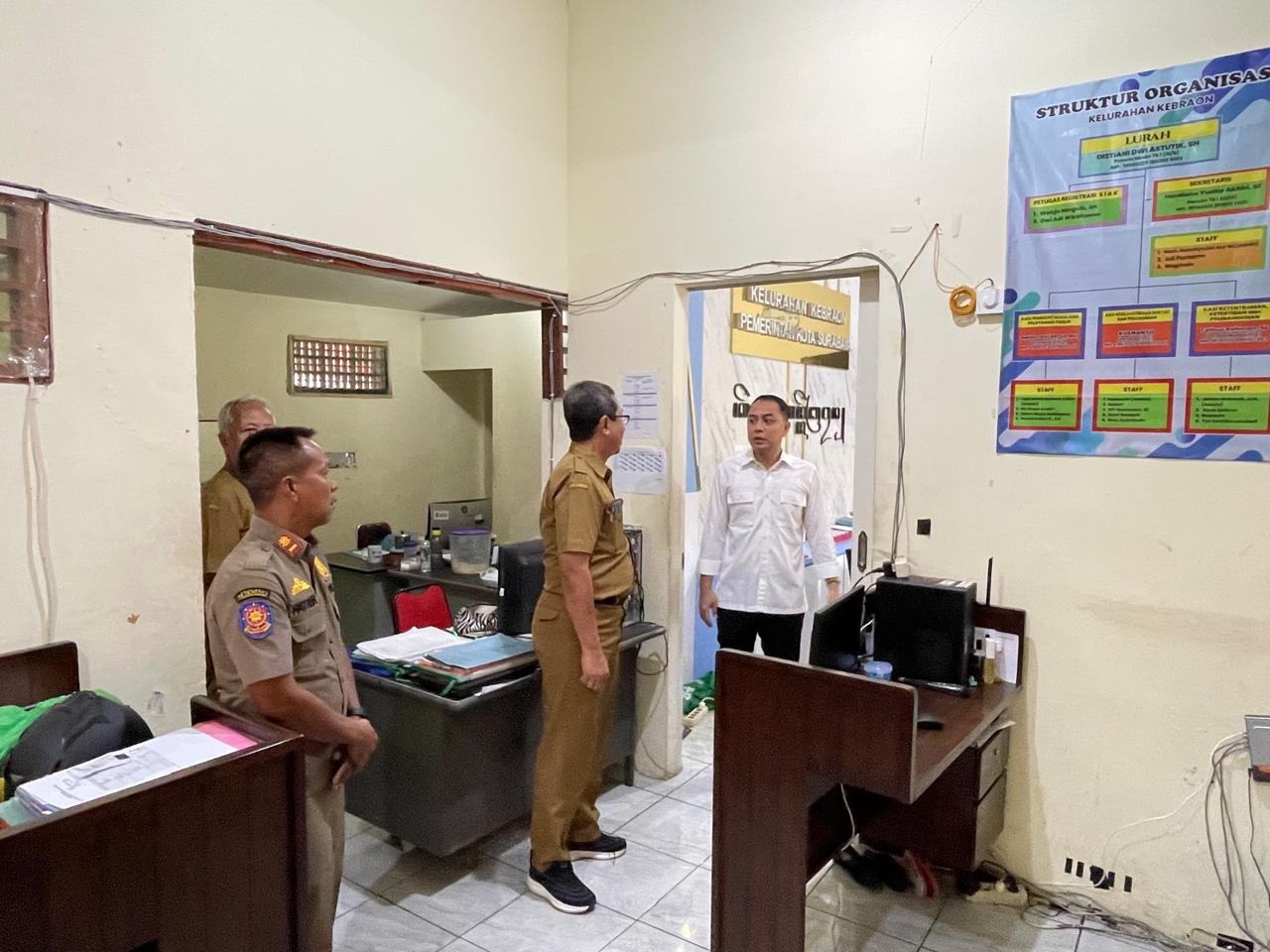 Wali Kota Surabaya Eri Cahyadi melakukan sidak di kantor Kelurahan Kebraon, Karang Pilang. (IST)