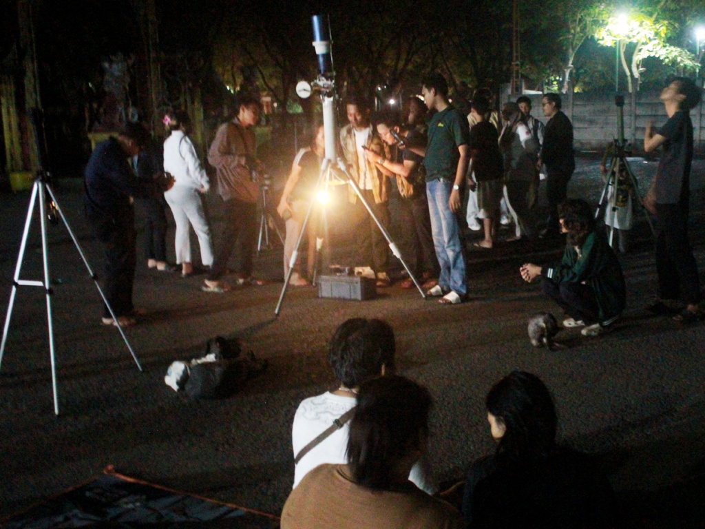 Pengamatan gerhana bulan di kawasan Kenpark Surabaya. (RAHMAT SUDRAJAT/RADAR SURABAYA)