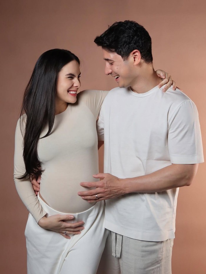 Steffi Zamora tampil mesra dengan Nino Fernandez sambil memamerkan baby bump, umumkan kehamilan perdana di Instagram.