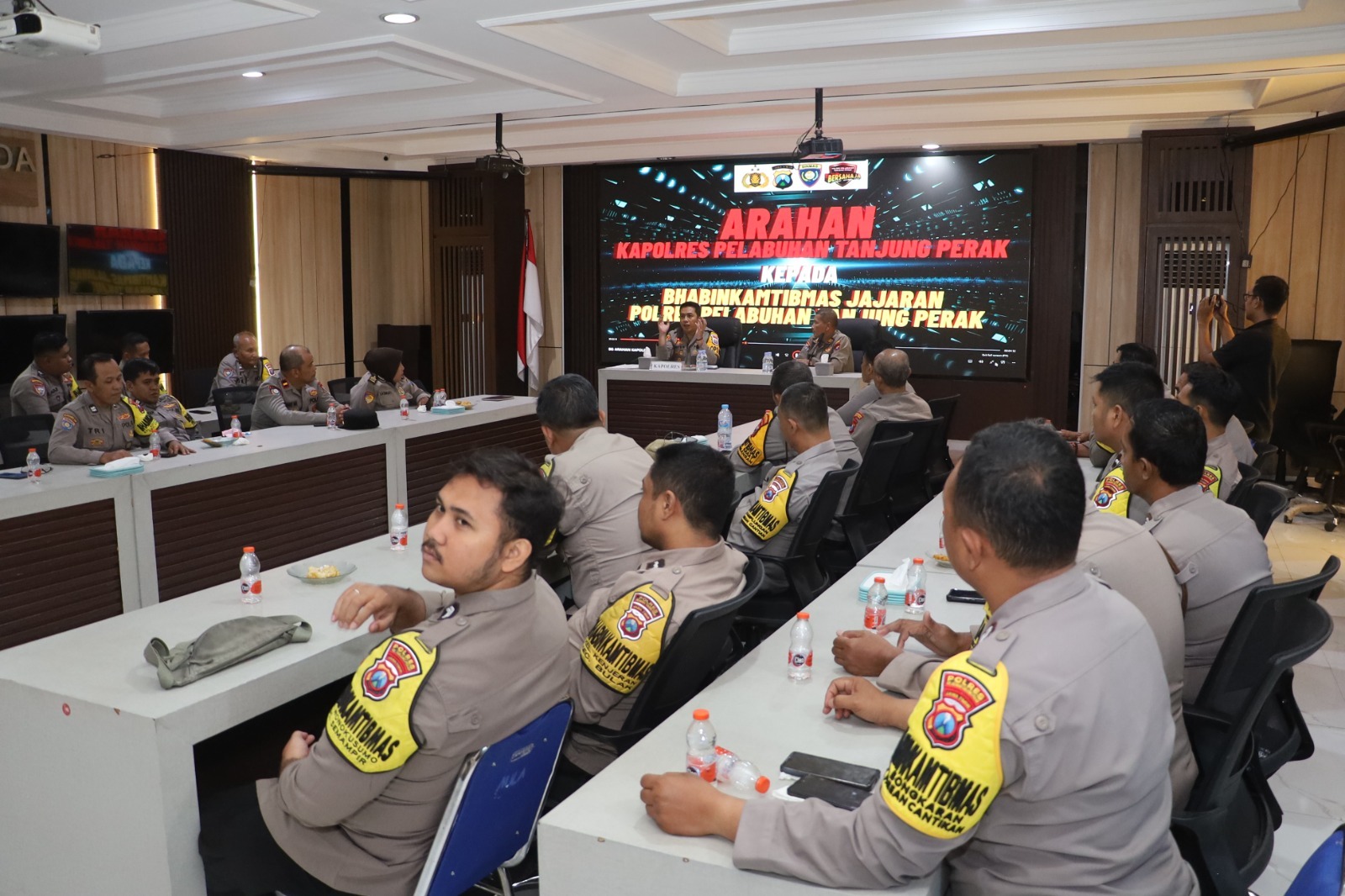 ARAHAN: Bhabinkamtibmas Polres Pelabuhan Tanjung Perak saat mendengar arahan Kapolres AKBP Wahyu Hidayat. (IST/RADAR SURABAYA)