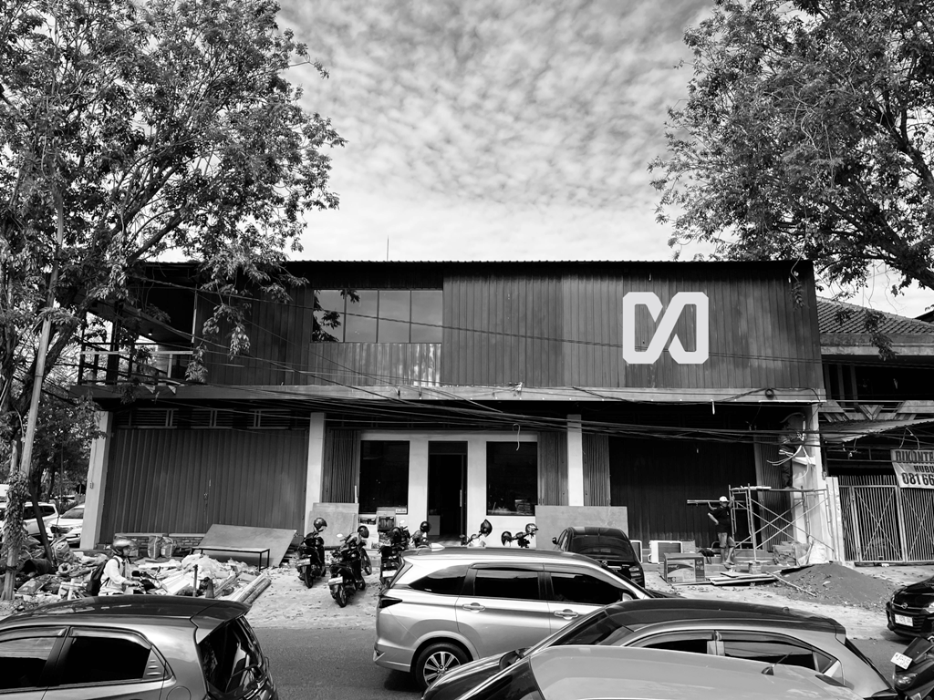 KOPI: Moodbooster Ground, coffeeshop dengan konsep desain middle century modern, akan resmi dibuka pada 20 September 2025 di Jalan Ngagel Madya No. 01, Surabaya.