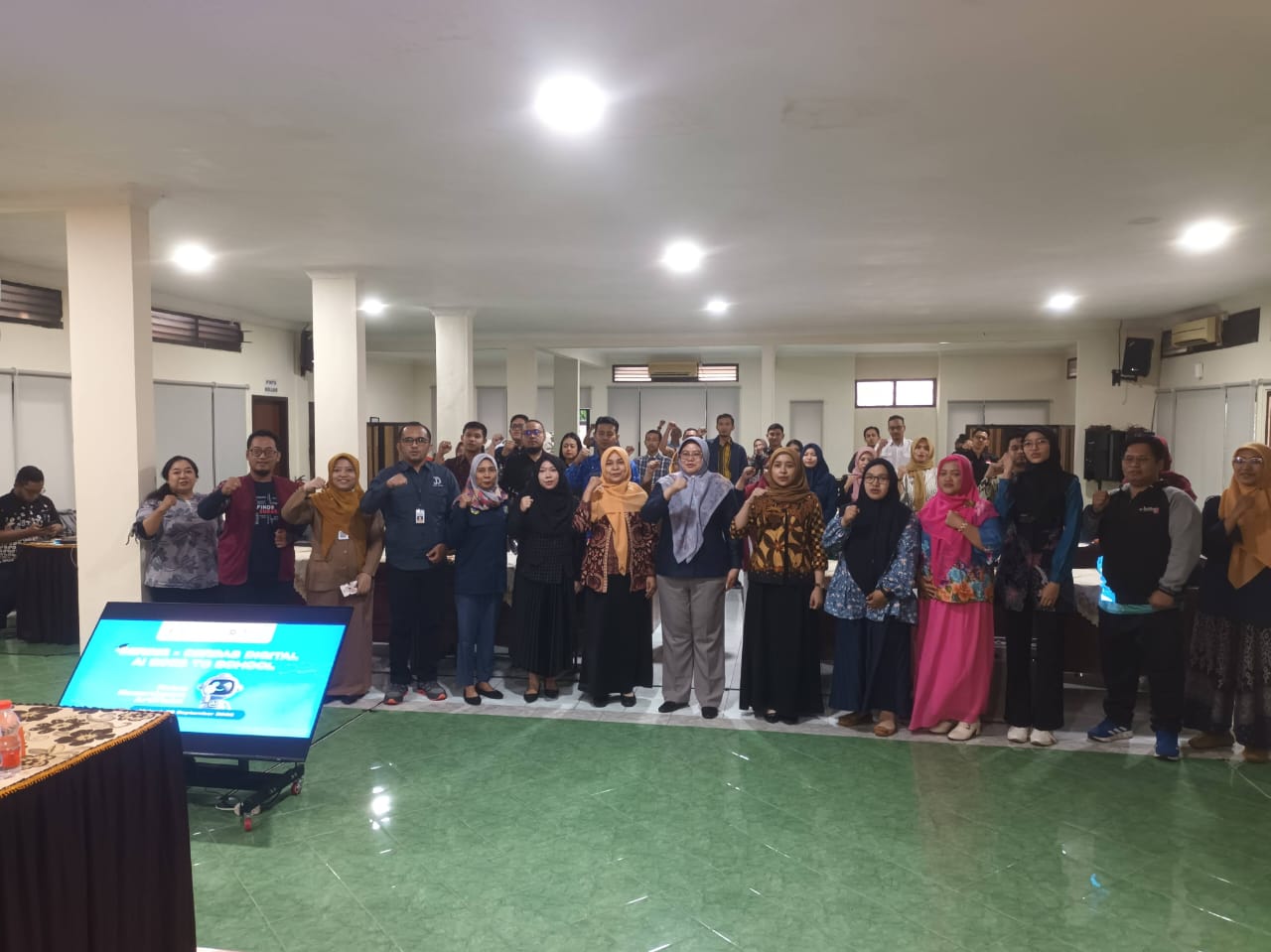 BELAJAR: Dinas Kominfo Provinsi Jawa Timur melaksanakan kelas kecerdasan artifisial - AI Goes to School Mafindo untuk pendidik agar cerdas digital.