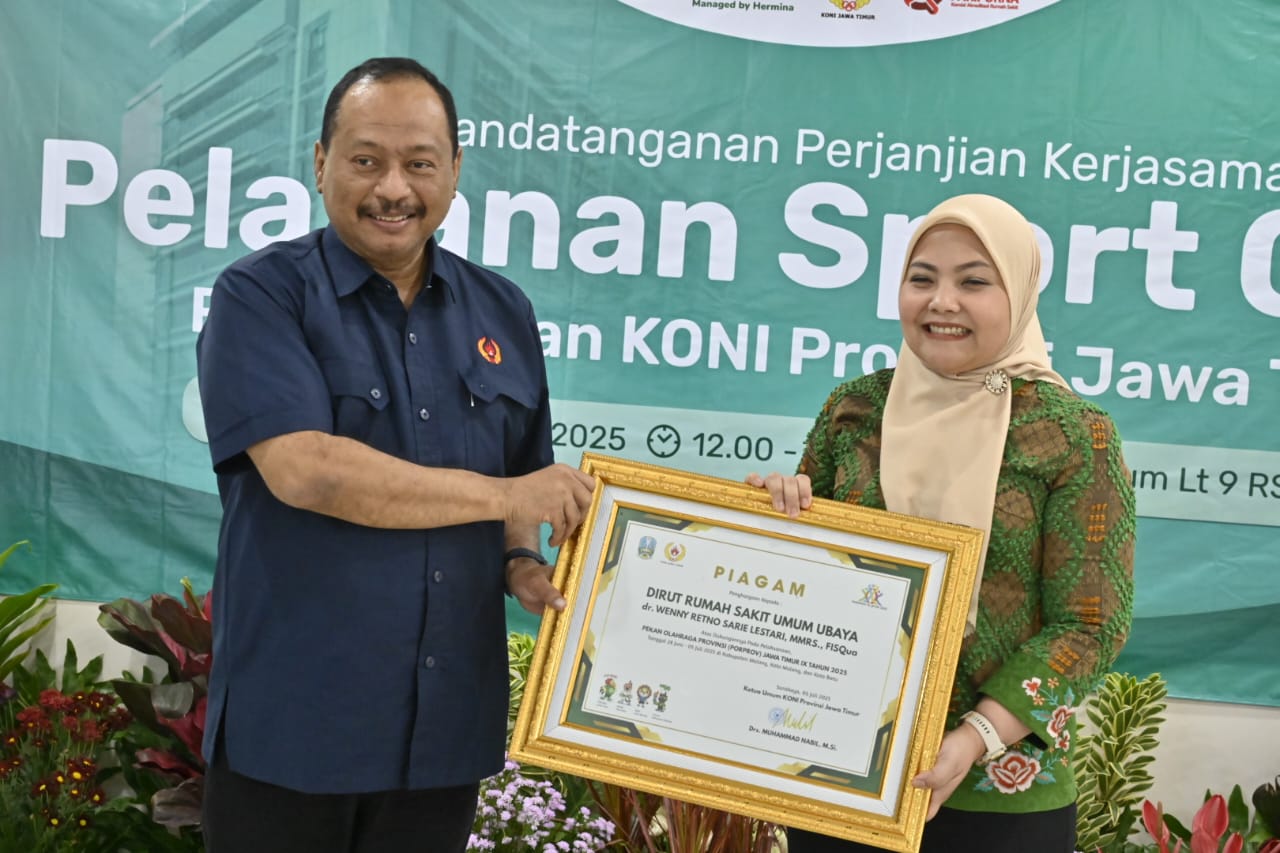 Ketua Umum KONI Jatim Muhammad Nabil dan Dirut RS Ubaya, dr Wenny Retno Sarie Lestari.