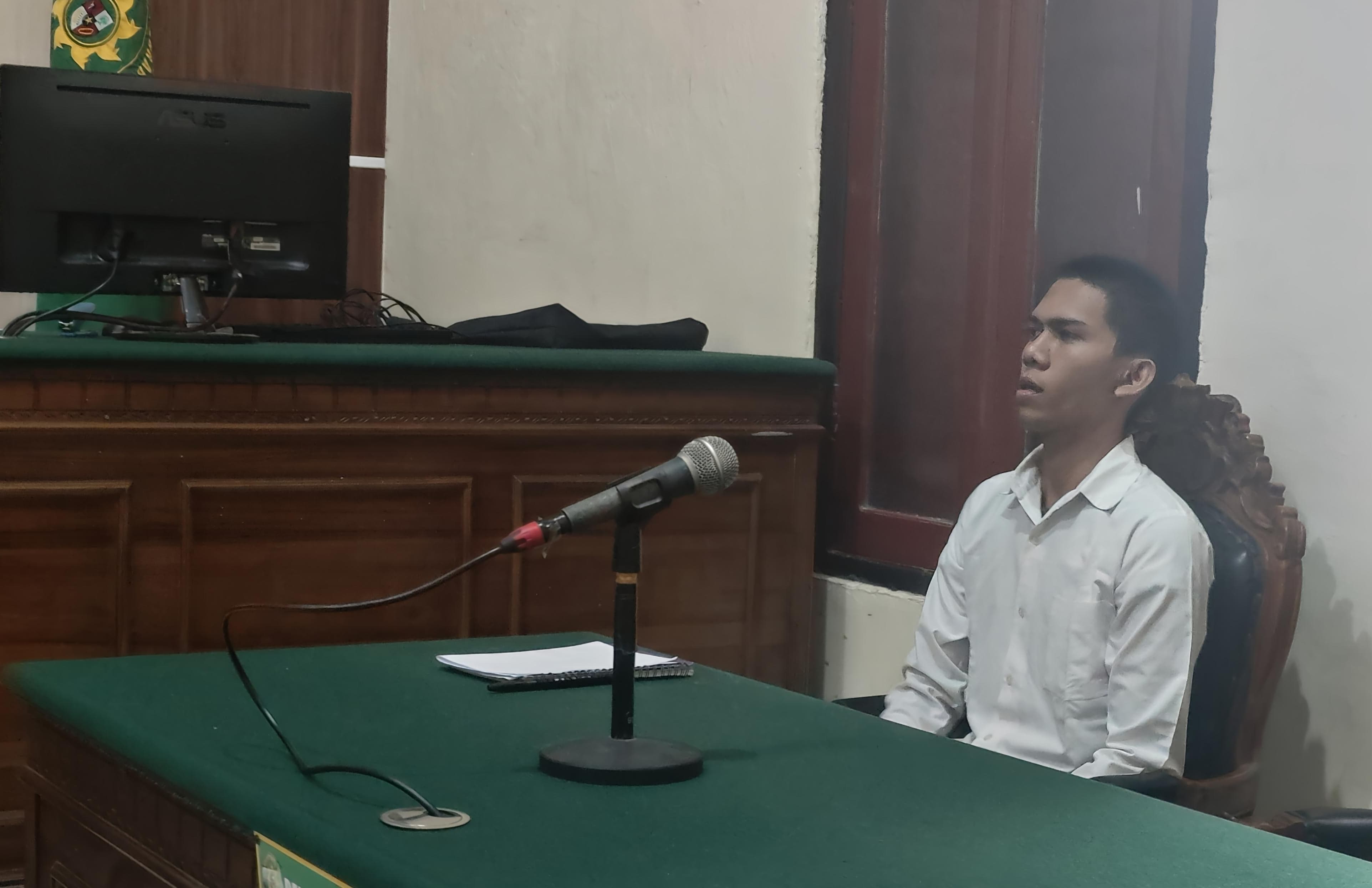 KEDUA KALI: Terdakwa Moses polisi gadungan ini kembali disidang karena kasus penipuan anggota aktif salah satu polsek di Surabaya. (IST/RADAR SURABAYA)