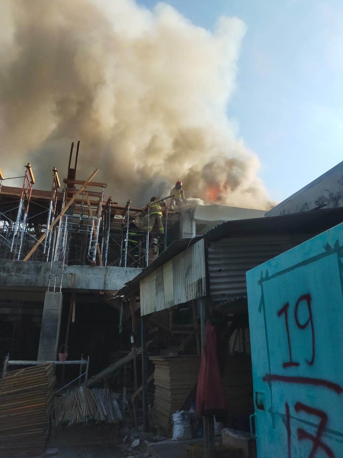 MENGEPUL: Rumah kos tiga lantai di Jalan Sidosermo, Surabaya, terbakar. Api membakar rumah lainnya.(IST/RADAR SURABAYA)