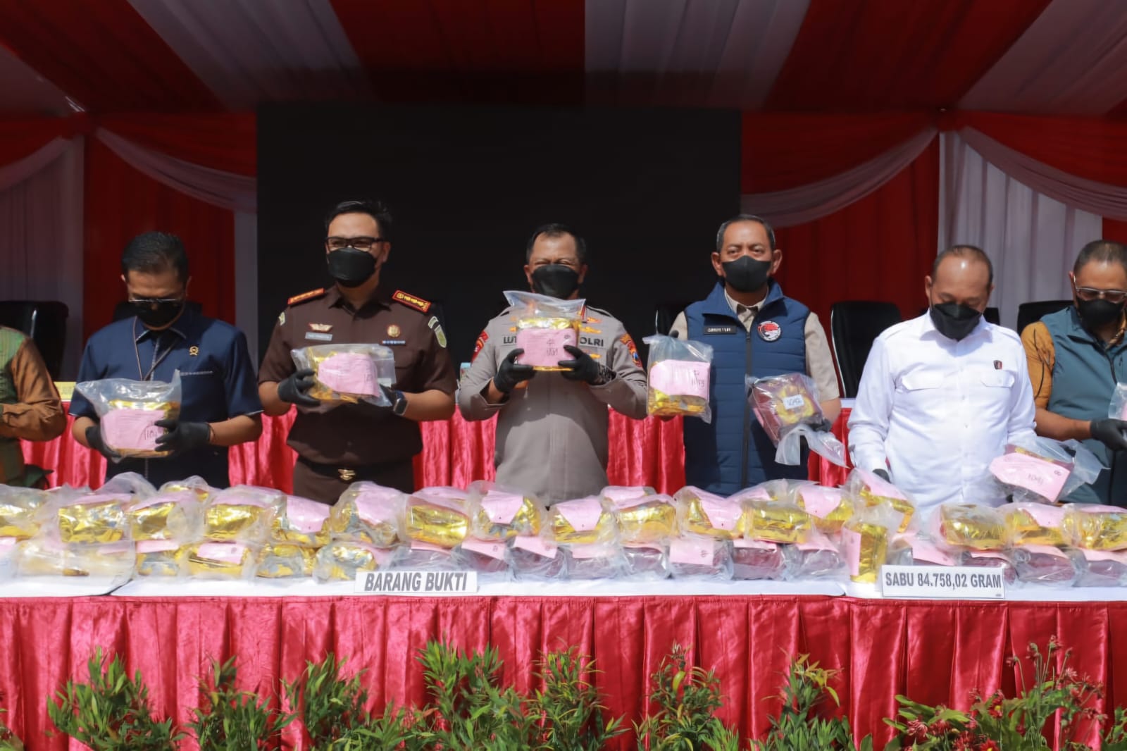 DIGAGALKAN: Polrestabes Surabaya berhasil menggagalkan pengiriman 84,7 Kilogtam Sabu dan 40 ribu pil ekstasi jaringan Kalimantan - Jawa.(SURYANTO/RADAR SURABAYA)